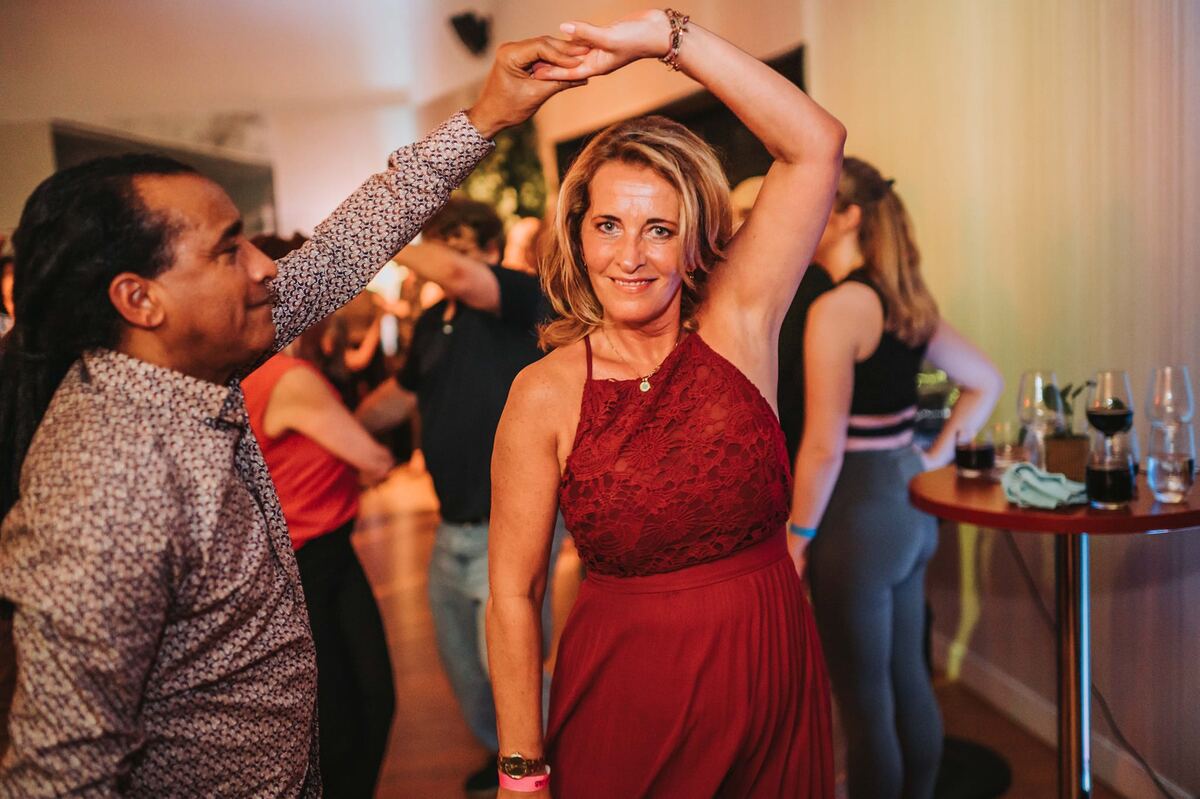 Danspaar draait tijdens een Latin feest