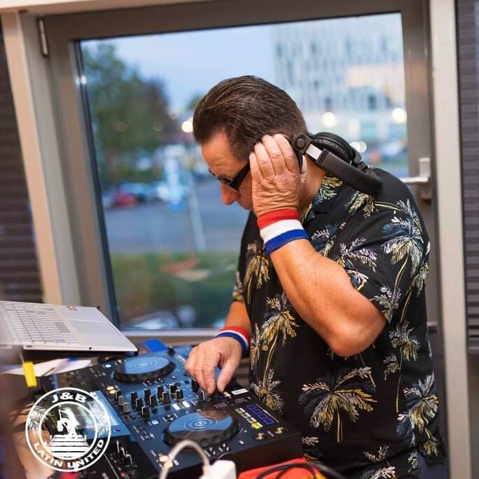 DJ John van Latin United J&B achter de draaitafel