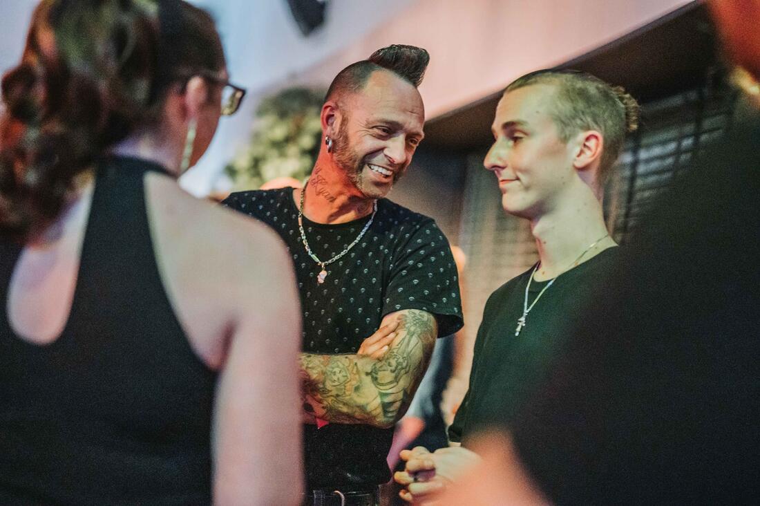 Gasten in gesprek op een Latin United feest