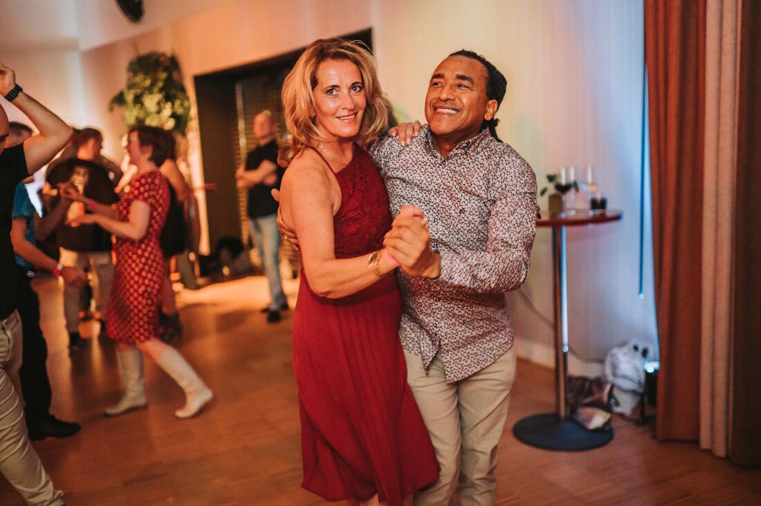 Danspaar tijdens een Latin avond