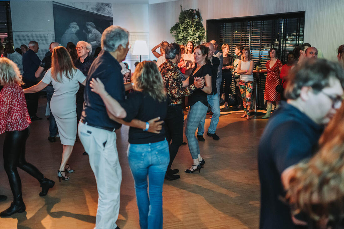 Sfeervolle dansvloer met veel dansers