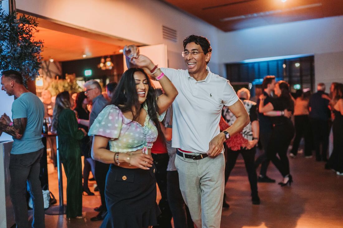 Dansers genieten op de dansvloer