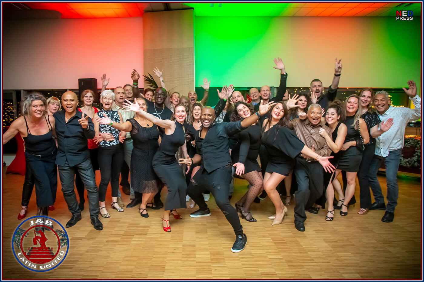Feestelijke groepsfoto op de dansvloer