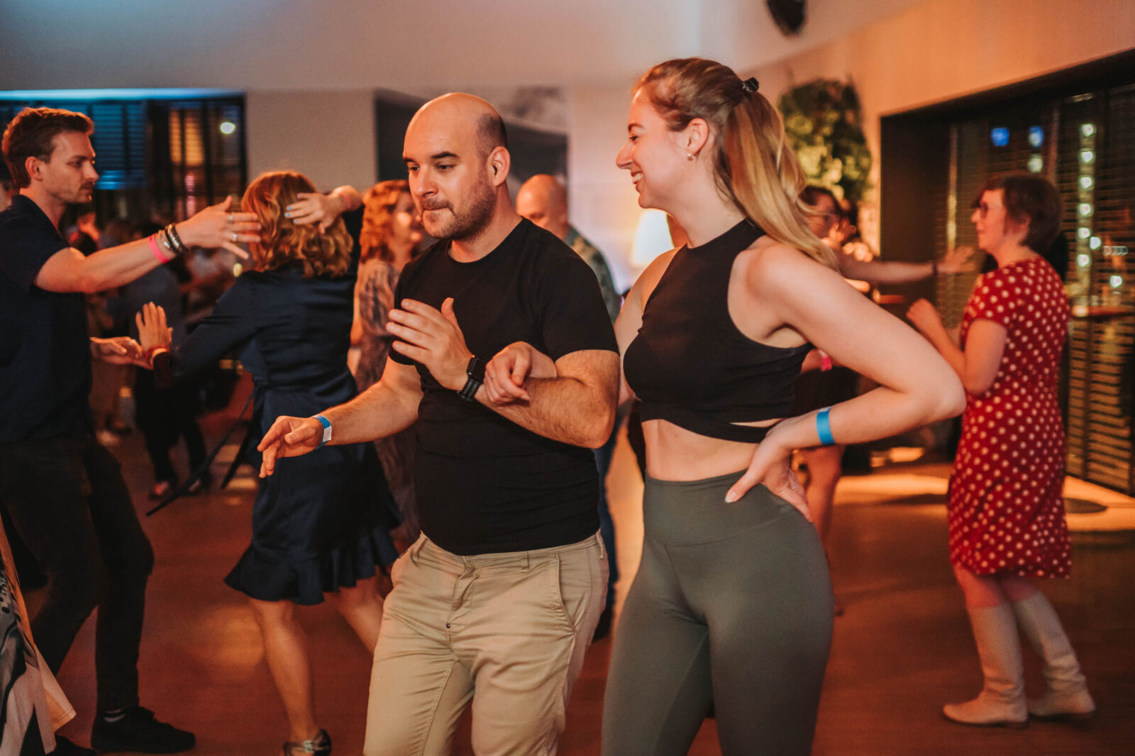 Volle dansvloer tijdens een Latin United evenement