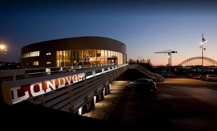Cultureel centrum Landvast in Alblasserdam in de avond