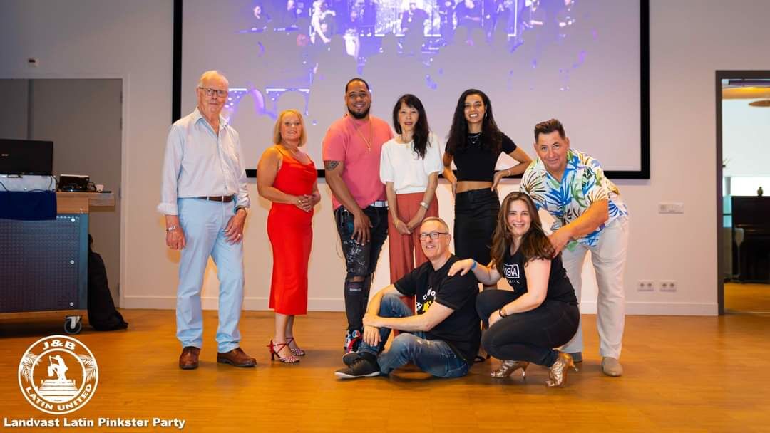 Groepsfoto op het podium tijdens de Landvast Latin Piekster Party