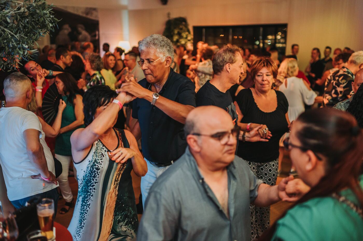 Cursisten dansen samen tijdens een les