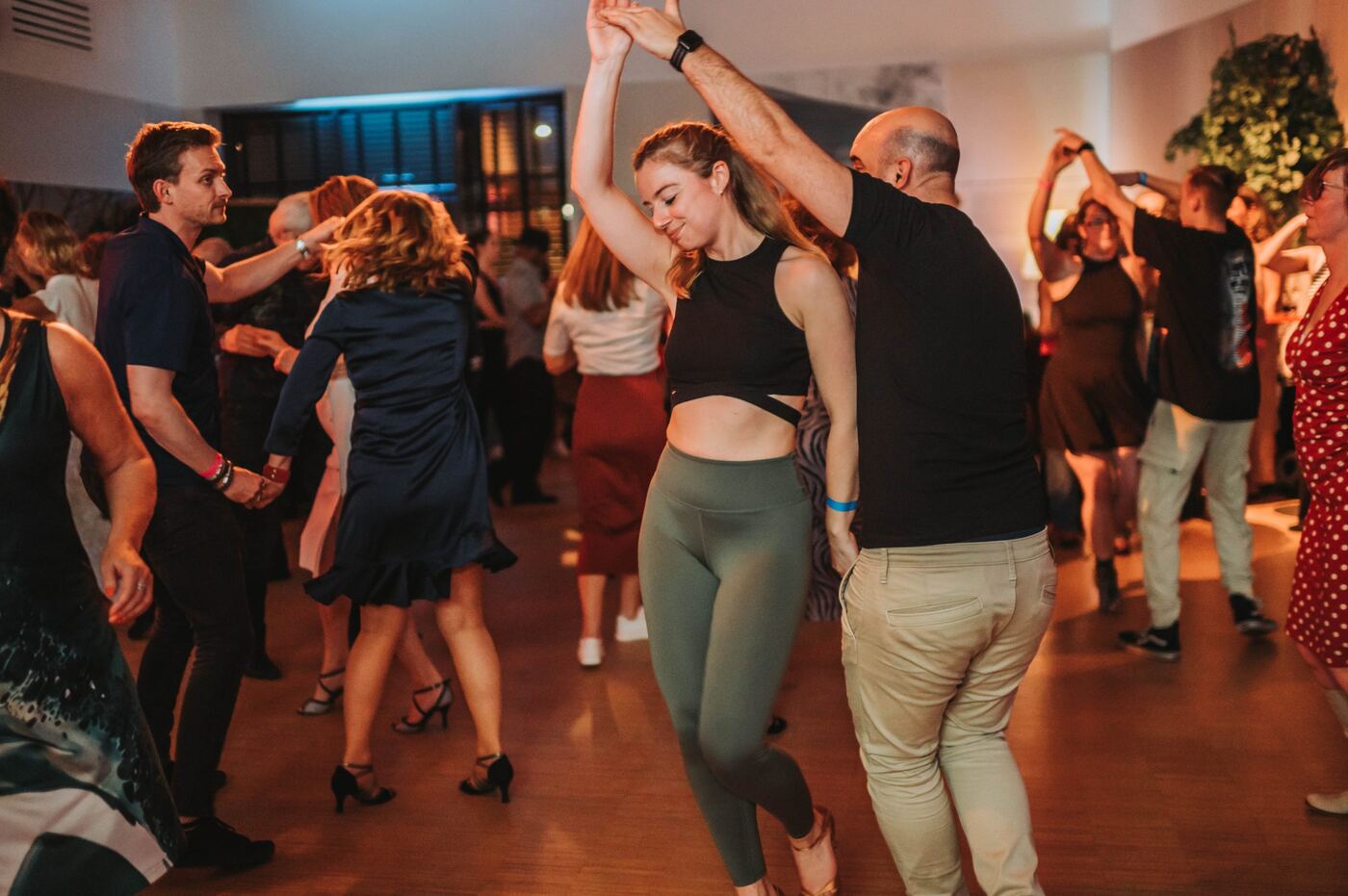 Volle dansvloer met dansende paren